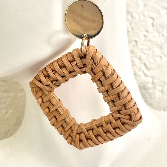 Tan and gold tone square statement earrings - Picture 8 of 10